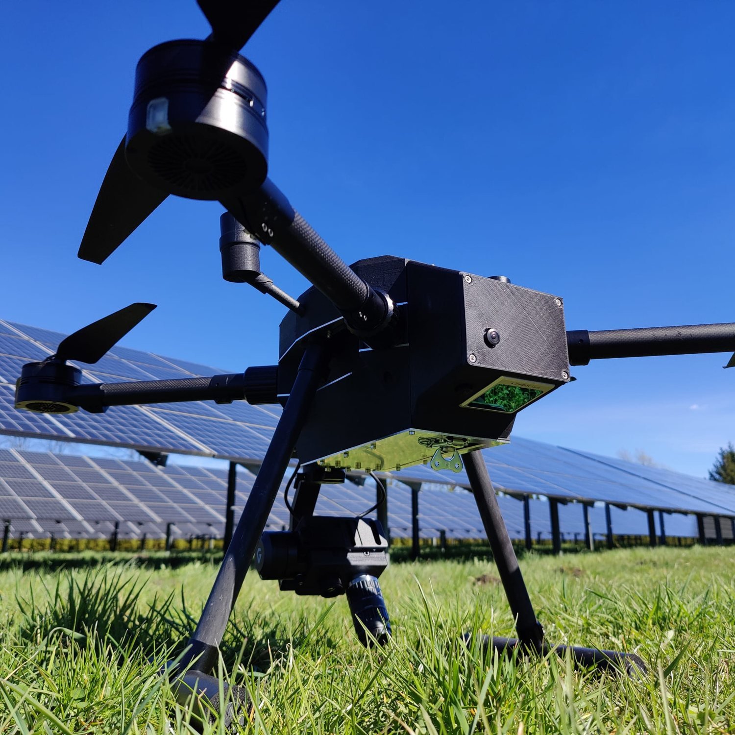 Dron inspekcjonujący farmę fotowoltaiczną